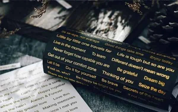 Tekststickers | Zwart met goud | 528 stuks